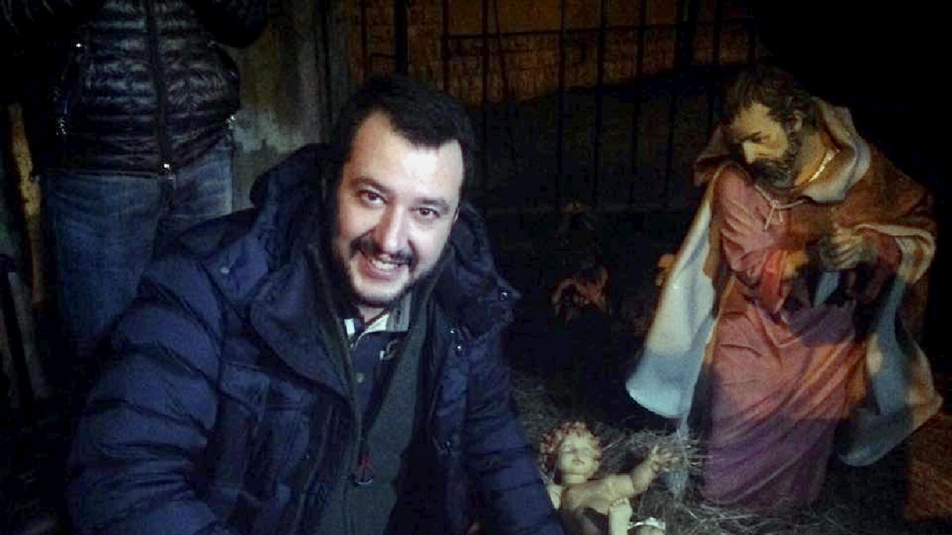 Bergamo, lite sul presepe vietato in una scuola. Salvini: "Lo porto io"