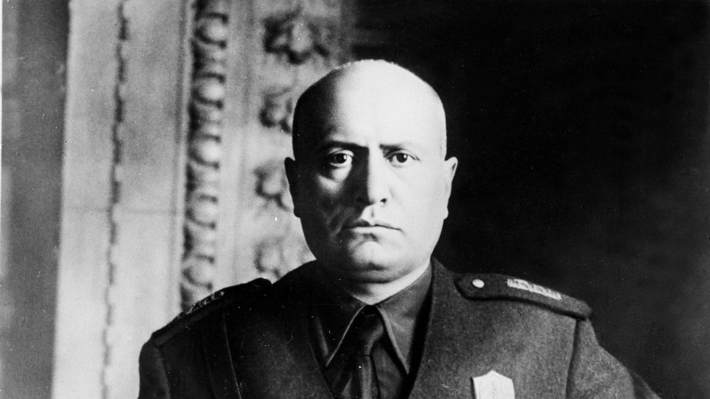 E adesso vogliono rompere la foto di Mussolini a Palazzo Chigi