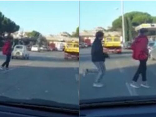 Altri ragazzi passano col rosso sullo stradone di Corso Francia