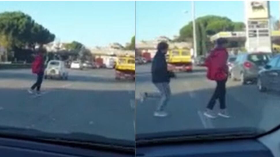 Altri ragazzi passano col rosso sullo stradone di Corso Francia