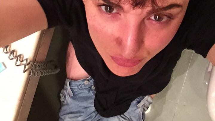Arisa, arriva il selfie sul WC