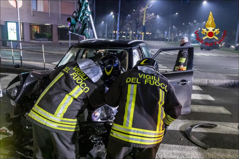 Pauroso incidente stradale tra due auto in viale Bligny, a Milano 3