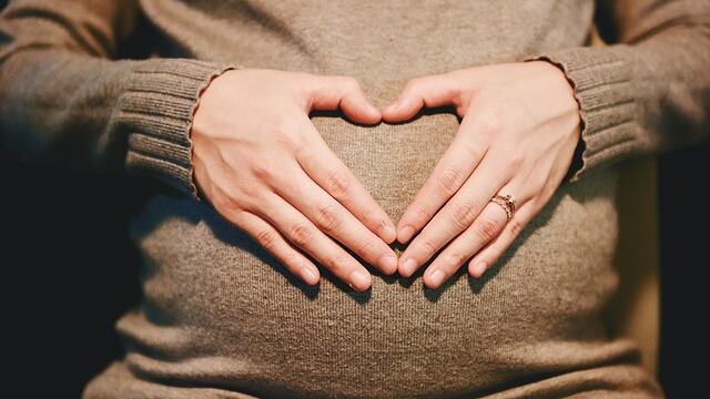 Schiaffi e calci alla compagna incinta: tunisino ai domiciliari