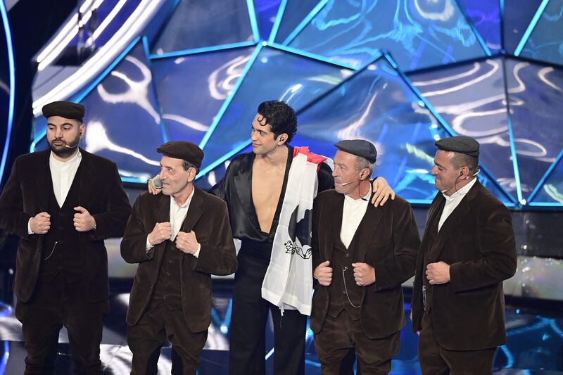 Sanremo 2024: ecco il look della quarta serata del Festival da Mahmood 2