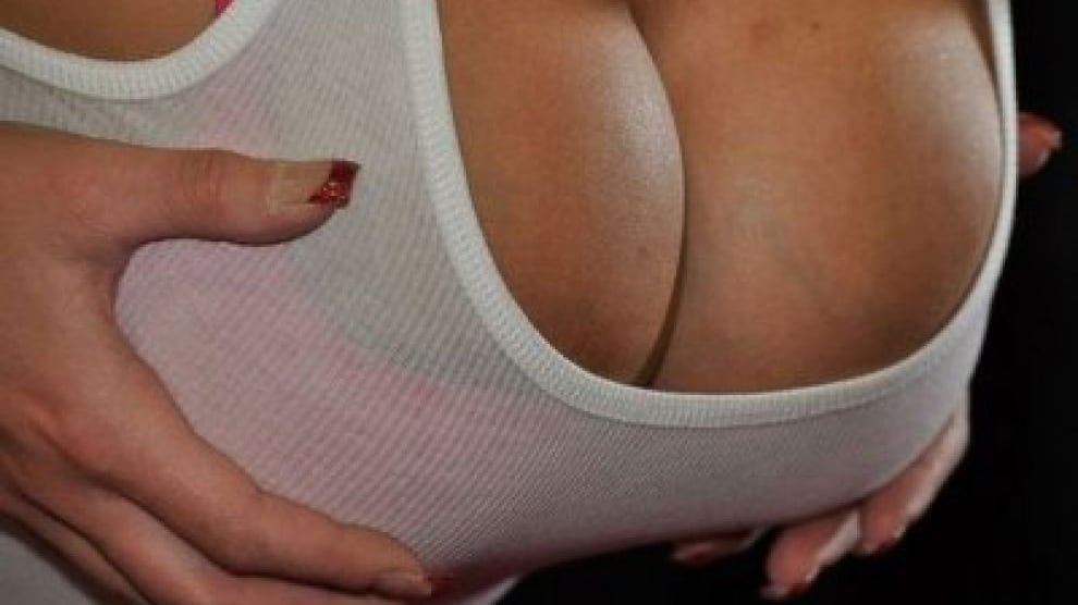 Ecco cosa succede agli uomini quando guardano il seno delle donne