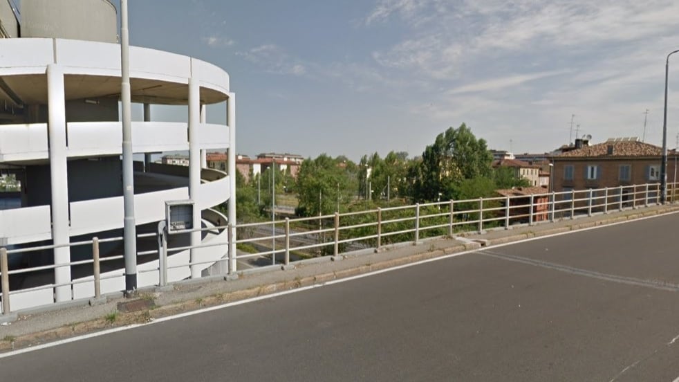 Modena, si getta da cavalcavia per evitare agenti: pusher in ospedale