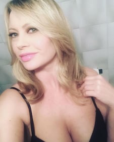 Anna Falchi, bacio hot per i fan 14