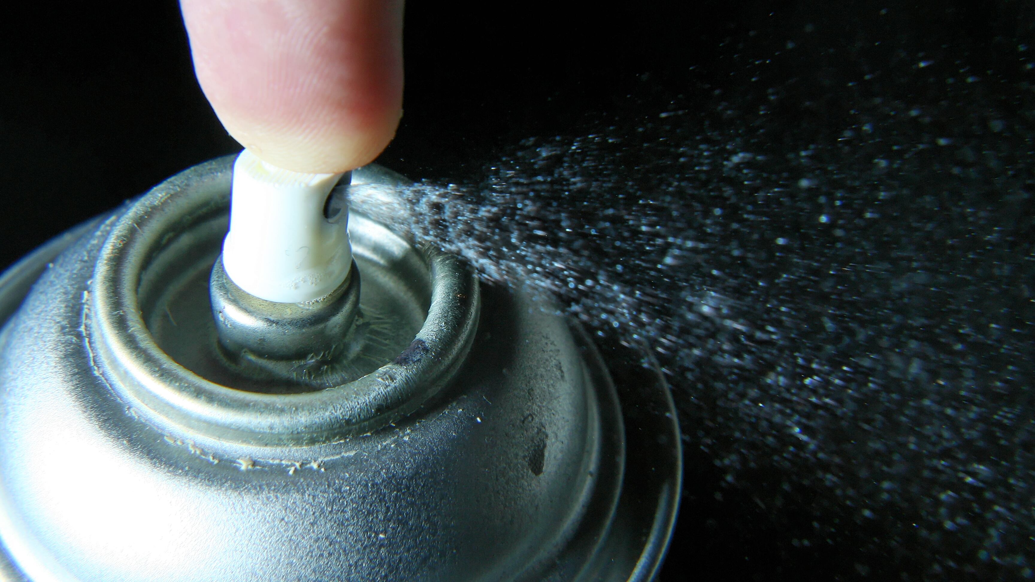 Sniffa deodorante spray: morto ragazzo di 19 anni
