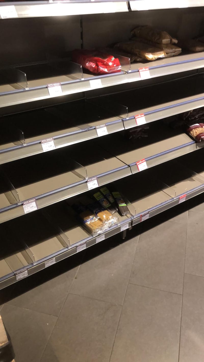 Coronavirus, le immagini dei supermercati presi d'assalto a Berlino 9