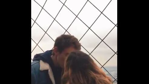 Parigi, bacia un ragazzo sulla Tour Eiffel. Poi lancia un appello per trovarlo