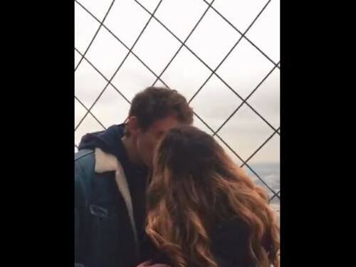 Parigi, bacia un ragazzo sulla Tour Eiffel. Poi lancia un appello per trovarlo