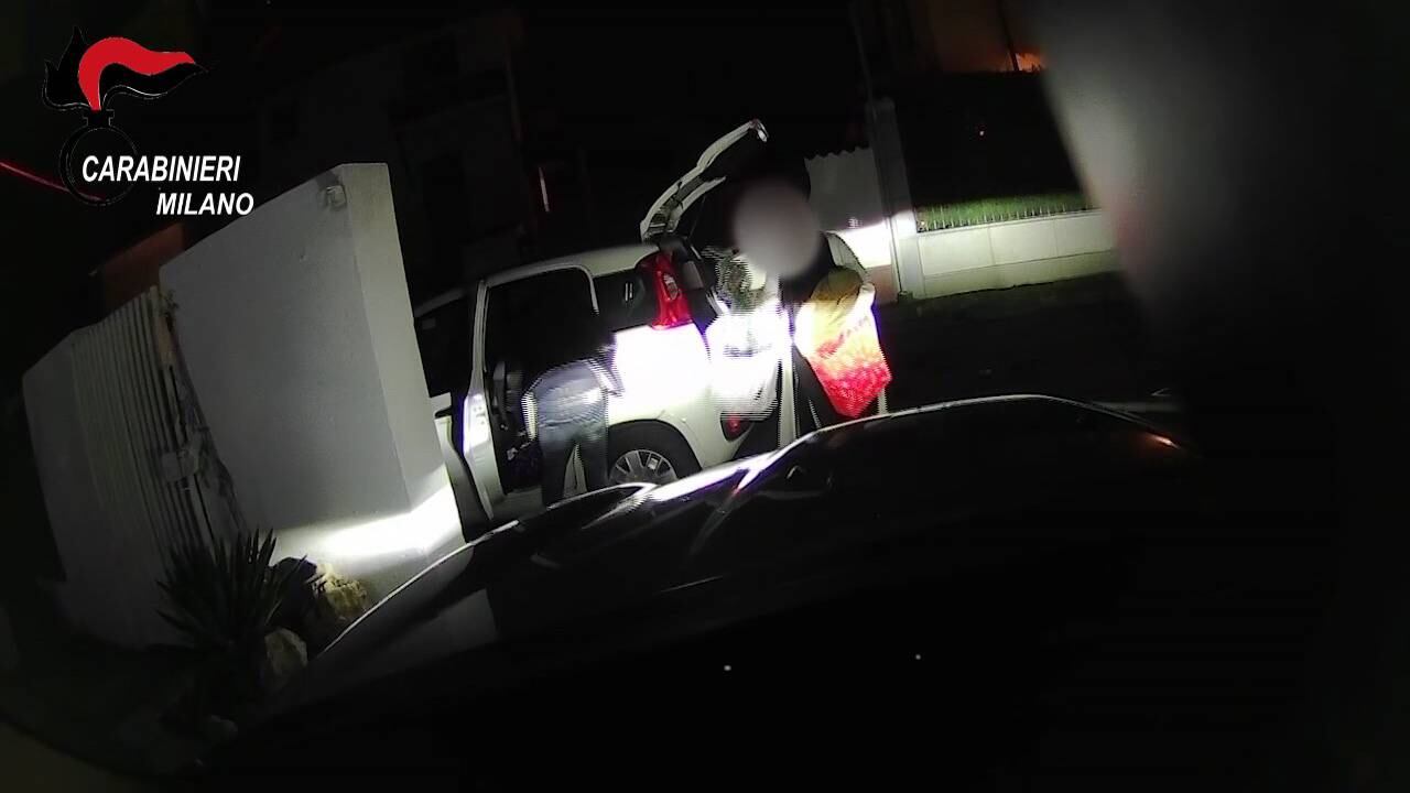 Usano l'auto per trasportare la refurtiva ma sopra c'è una telecamera che li incastra