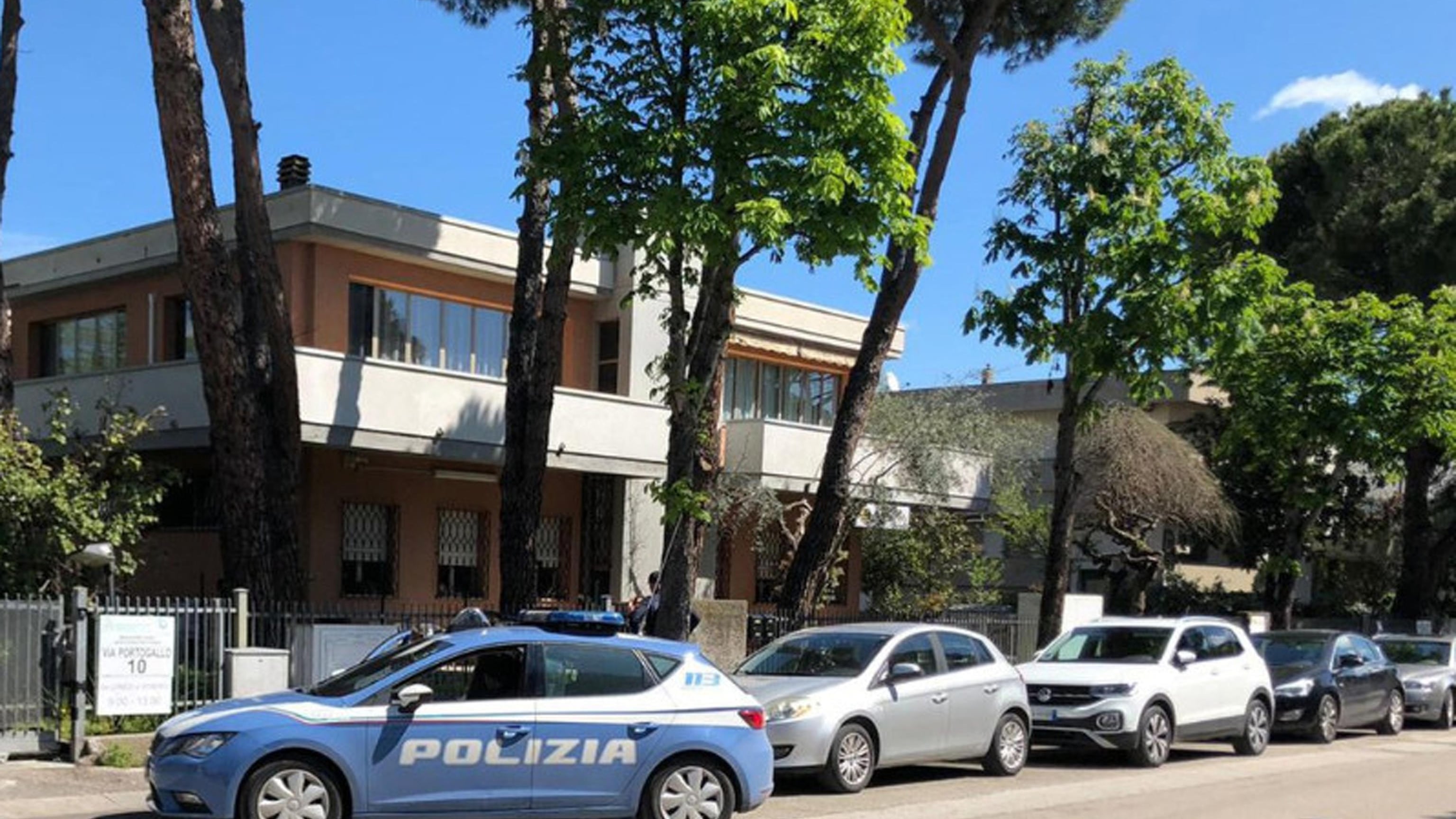 Uccide la moglie. Ferita la figlia, provava a fermarlo