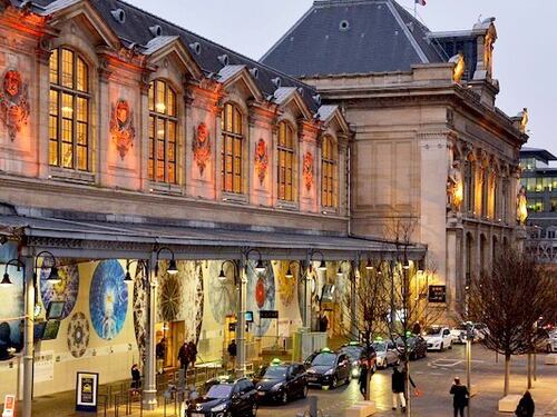 Paura alla Gare d'Austerlitz di Parigi. Gli agenti sparano a un writer armato