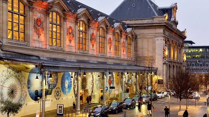 Paura alla Gare d'Austerlitz di Parigi. Gli agenti sparano a un writer armato
