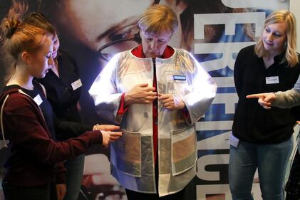 Super Angela: ecco la nuova giacca iper tecnologica della Merkel 3