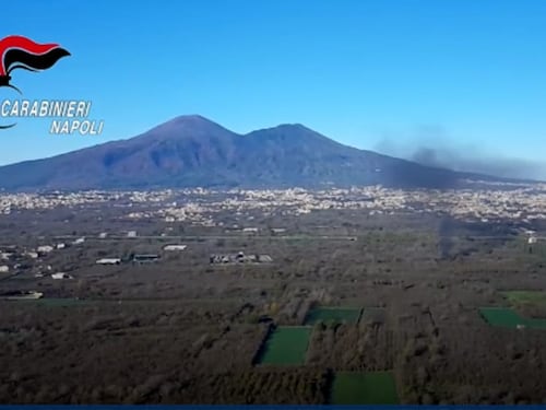 Napoli, ritorna la terra dei fuochi. Trovate migliaia di tonnellate di rifiuti sotto la terra