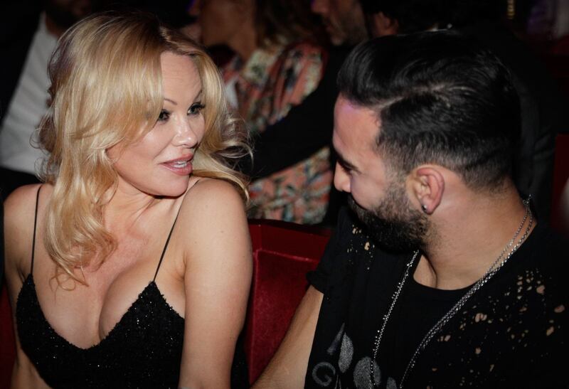 Pamela Anderson sexy alla première al Crazy Horse 2