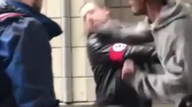 Caccia al neonazista su Twitter. Lo trovano: steso con un pugno in volto