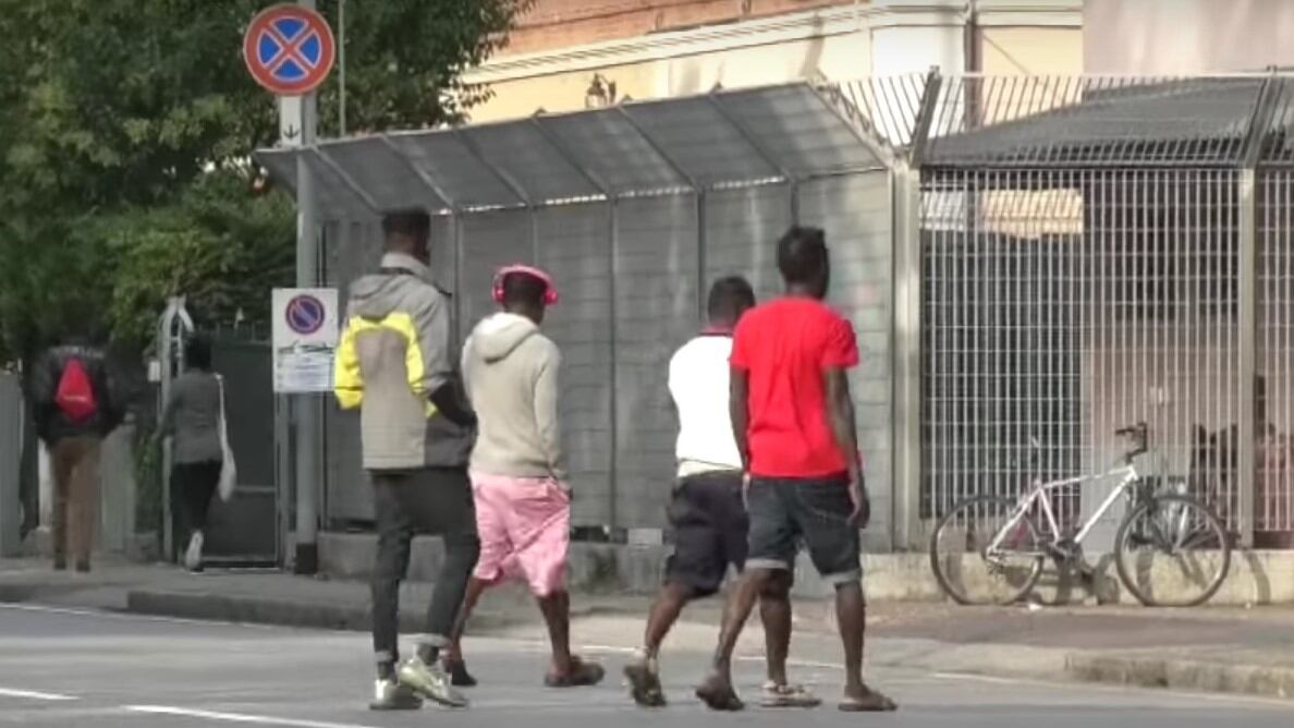 Bologna, hub via Mattei, richiedente asilo molesta una bambina di 3 anni