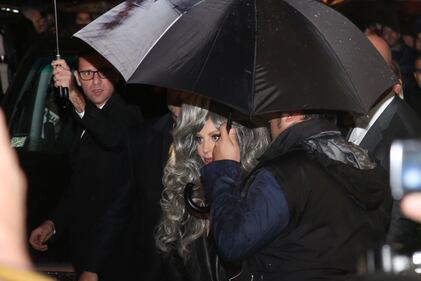 Milano, i fan di Lady Gaga davanti al Park Hyatt 5