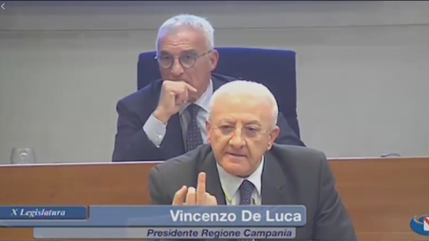 De Luca fa infuriare M5S: "Ci alza il dito medio"