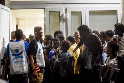 Migranti, l'hub di via Sammartini al collasso 19