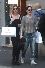 Ilary Blasi, shopping a Milano con l'amica Morena 5