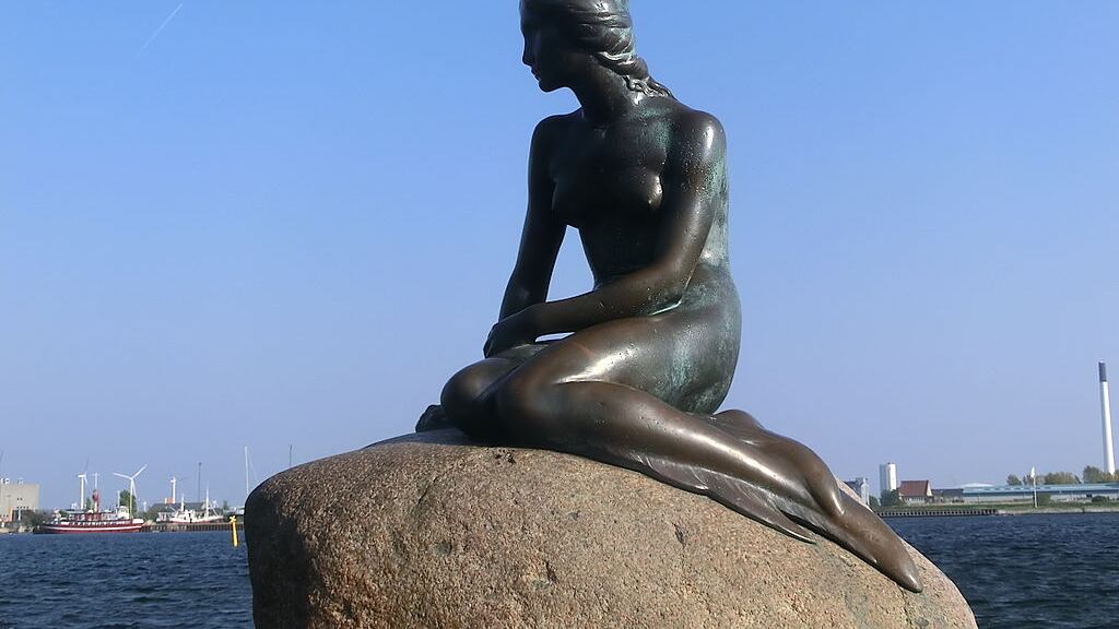 Copenaghen, scritte pro-Hong Kong sulla statua della Sirenetta