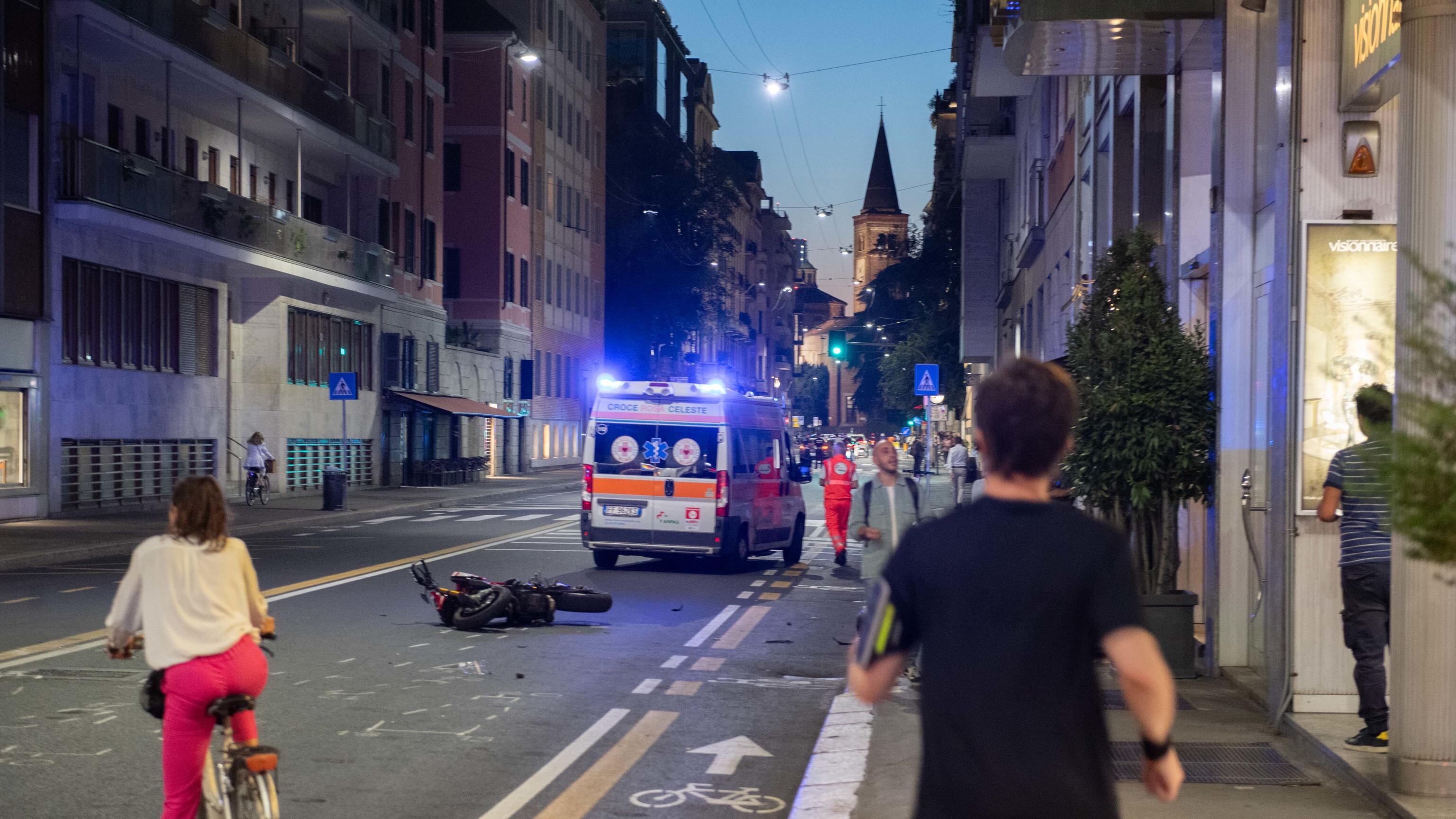 La investe una moto mentre attraversa la strada: 26enne grave a Milano