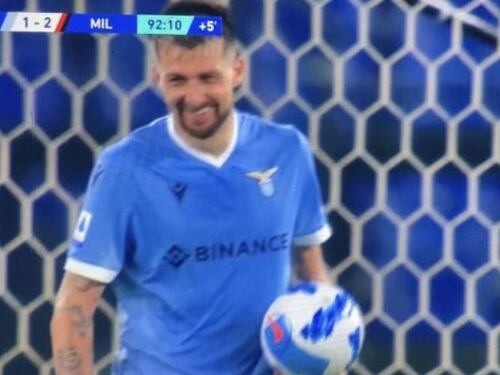 "Perché ride?". Bufera su Acerbi dopo il gol del Milan