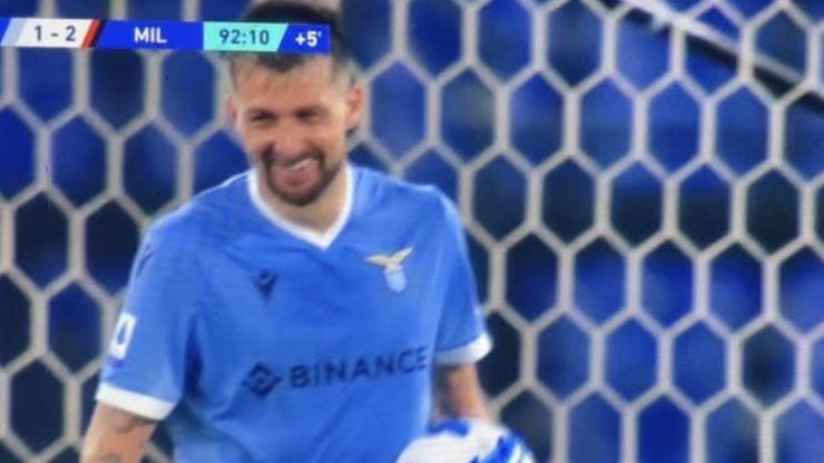 "Perché ride?". Bufera su Acerbi dopo il gol del Milan