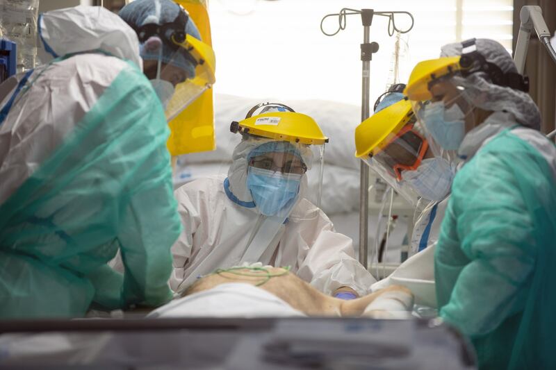 Sanitari e medici al lavoro (La Presse)