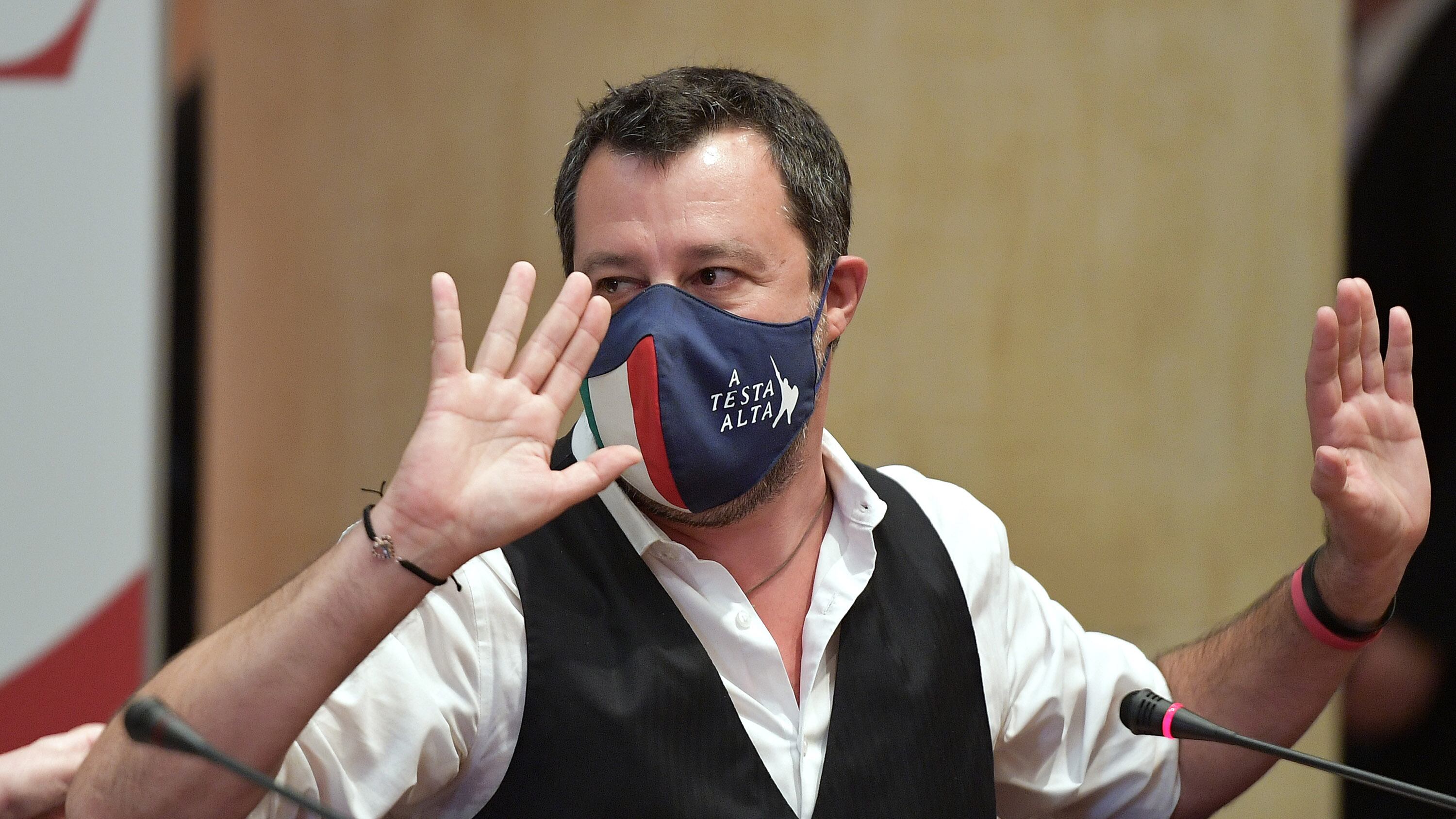 Sbarchi e stato d'emergenza. Così torna il Salvini di lotta