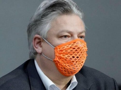 Ricoverato deputato AfD negazionista. Si era recato in parlamento con una "mascherina bucata"
