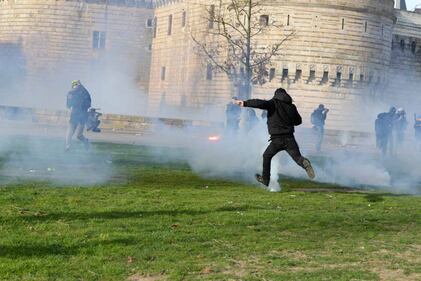 Scontri tra polizia e manifestanti anti Le Pen: numerosi feriti 18