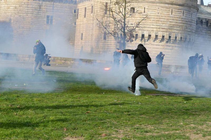 Scontri tra polizia e manifestanti anti Le Pen: numerosi feriti 18