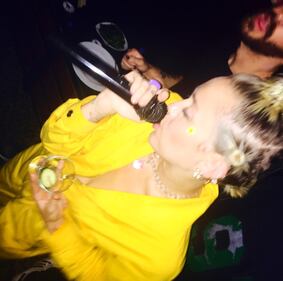 Pizza, gattini, nudità e drag queen: la vita privata in pubblico di Miley Cyrus 14