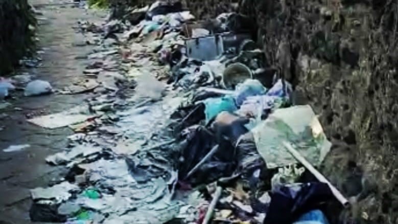La strada degli scavi di Ercolano ridotta a discarica: la protesta dei cittadini