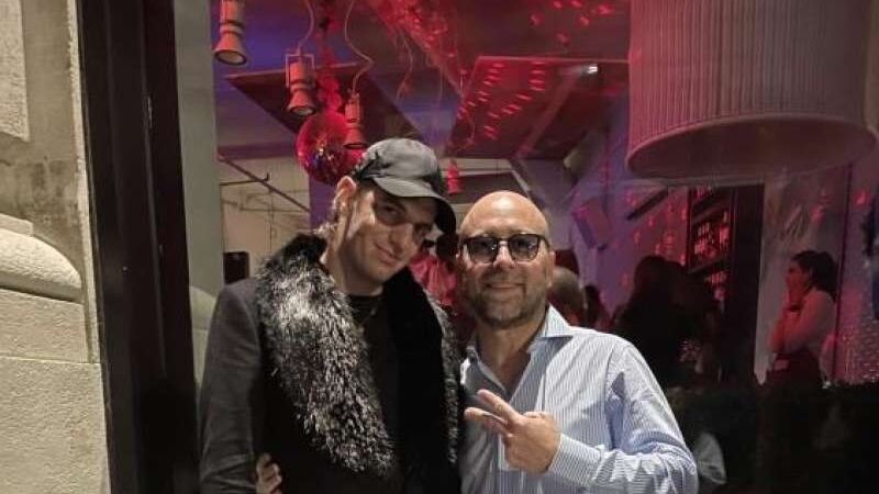 Salta il concerto di Capodanno a Roma di Achille Lauro. Spunta una foto dell'artista a New York: la delusione dei fan