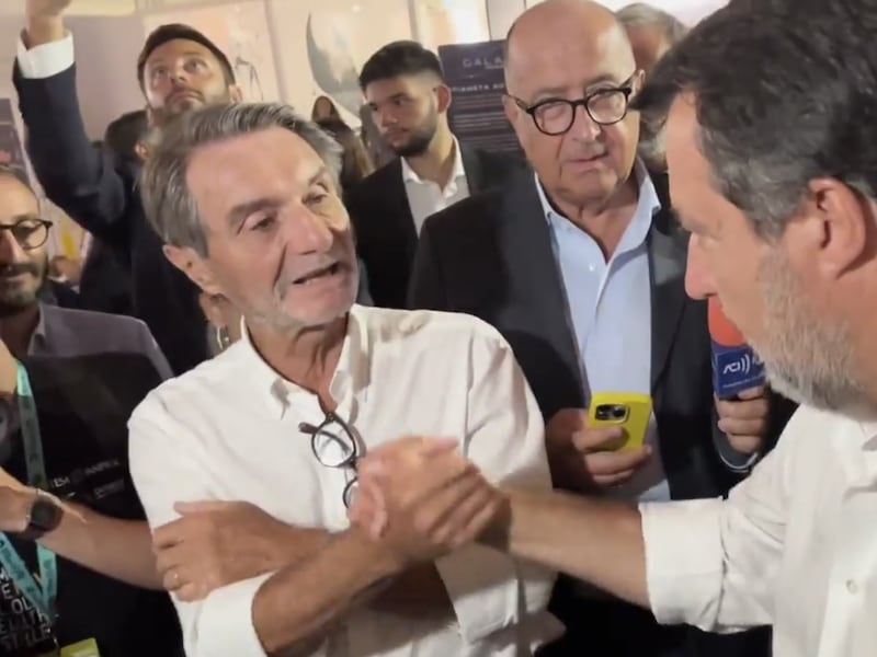 Lega, Salvini sfida i malumori nella Lega: “Nessun passo di lato”. Poi l’incontro con Fontana