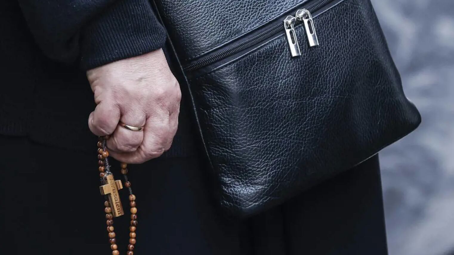 Lecce, abusi su un 15enne durante la confessione. La difesa del sacerdote: “Rito contro il demonio”