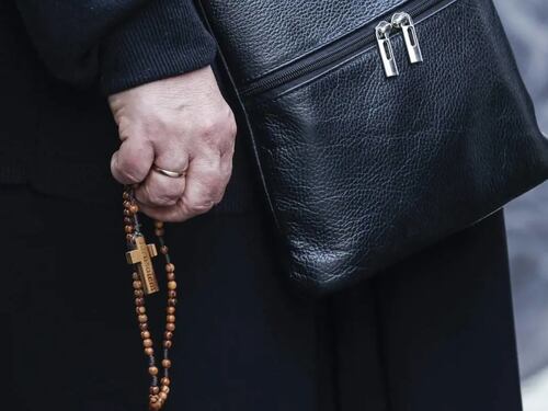 Lecce, abusi su un 15enne durante la confessione. La difesa del sacerdote: “Rito contro il demonio”