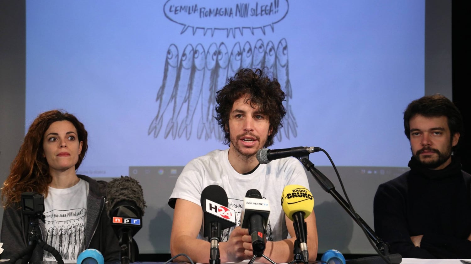 "Feccia umana", "Solo venduti". Insulti alle Sardine da Benetton