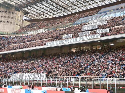 "Non ci accontentiamo". A San Siro spuntano gli striscioni: la Curva Sud avverte il Milan