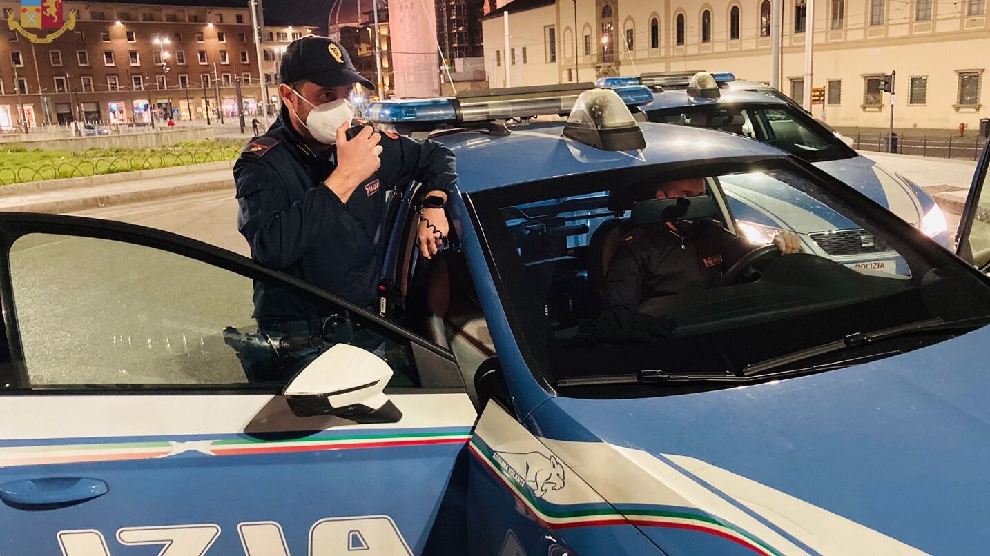 Armato, senza patente e drogato, sperona i poliziotti. Arrestato straniero