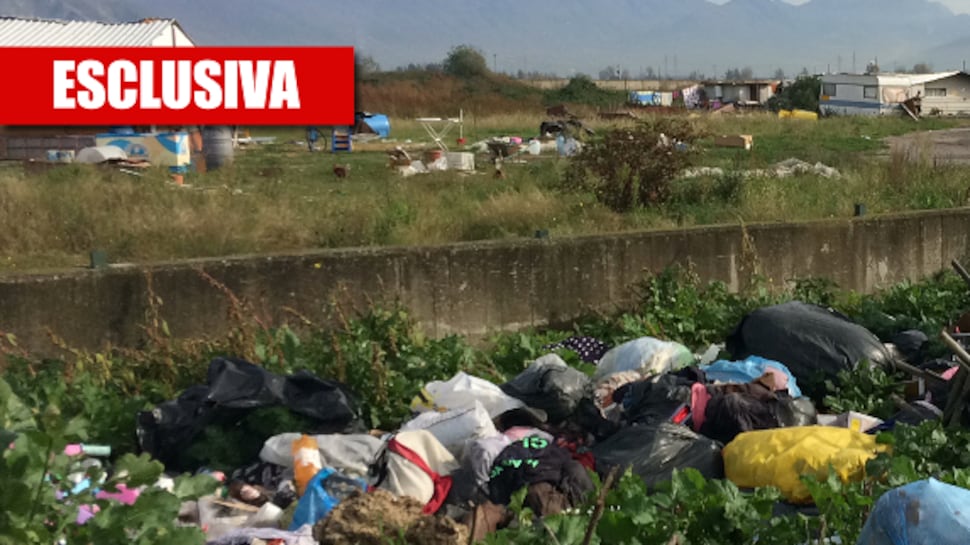 Nel campo rom abusivo, tra i rifiuti, senza acqua e senza bagni