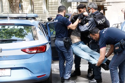 Attivisti di Ultima generazione imbrattano il ministero del Lavoro  5