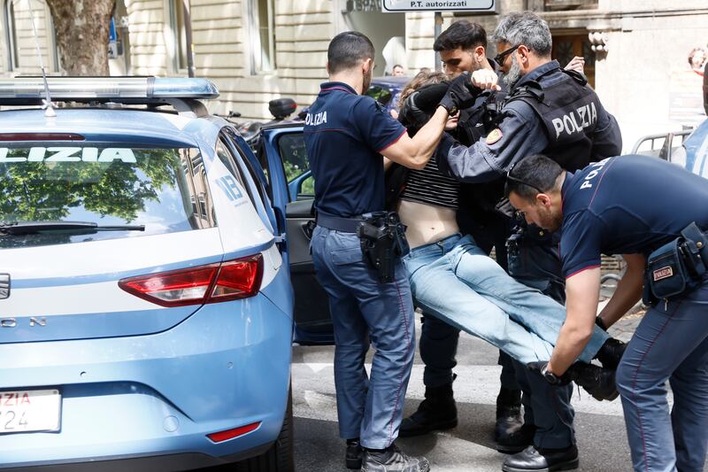 Attivisti di Ultima generazione imbrattano il ministero del Lavoro 5