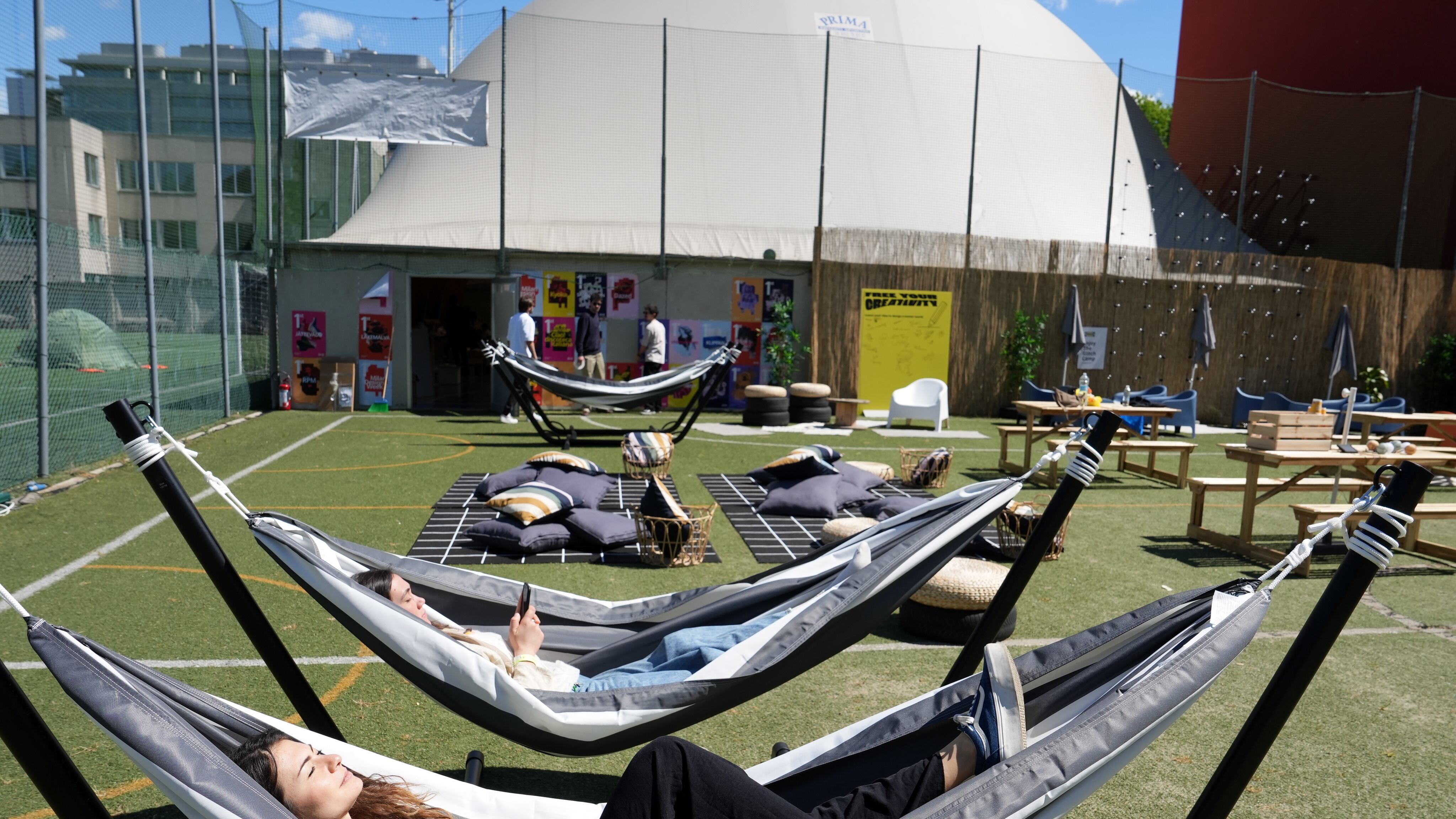 Gadget, drink e banane: la guida alternativa di "Milano da scrocco"